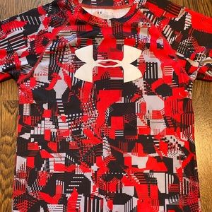 Very good condition Boy’s Under Armour Tee Size 7